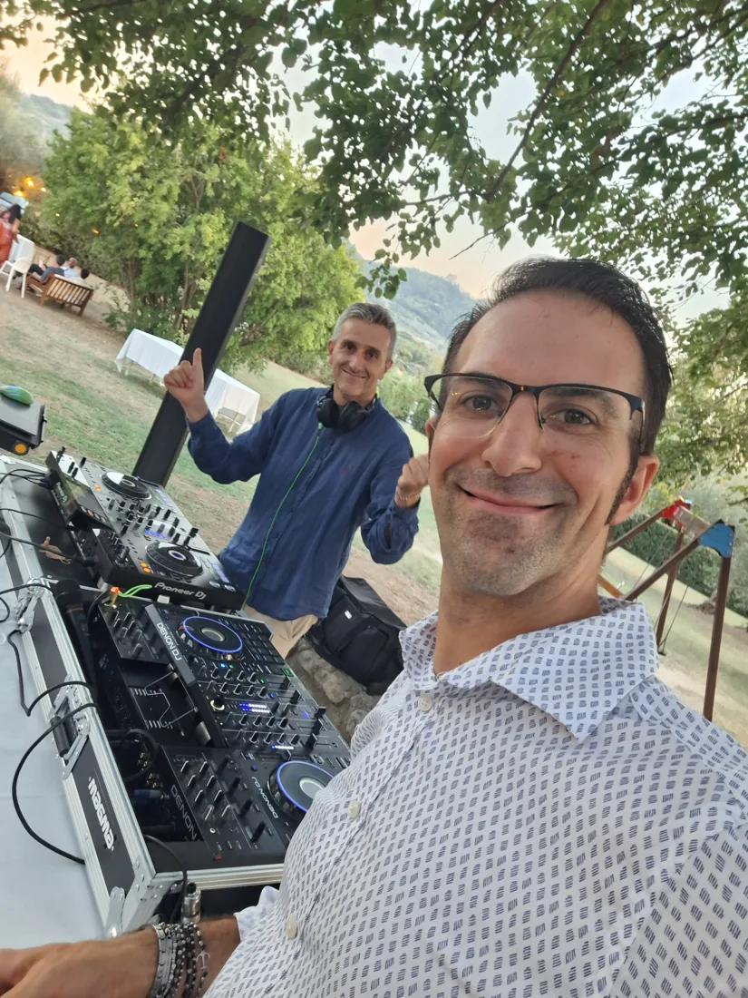 Andrea Boldrini, DJ Boldro, accanto alla sua postazione per un evento all’aperto