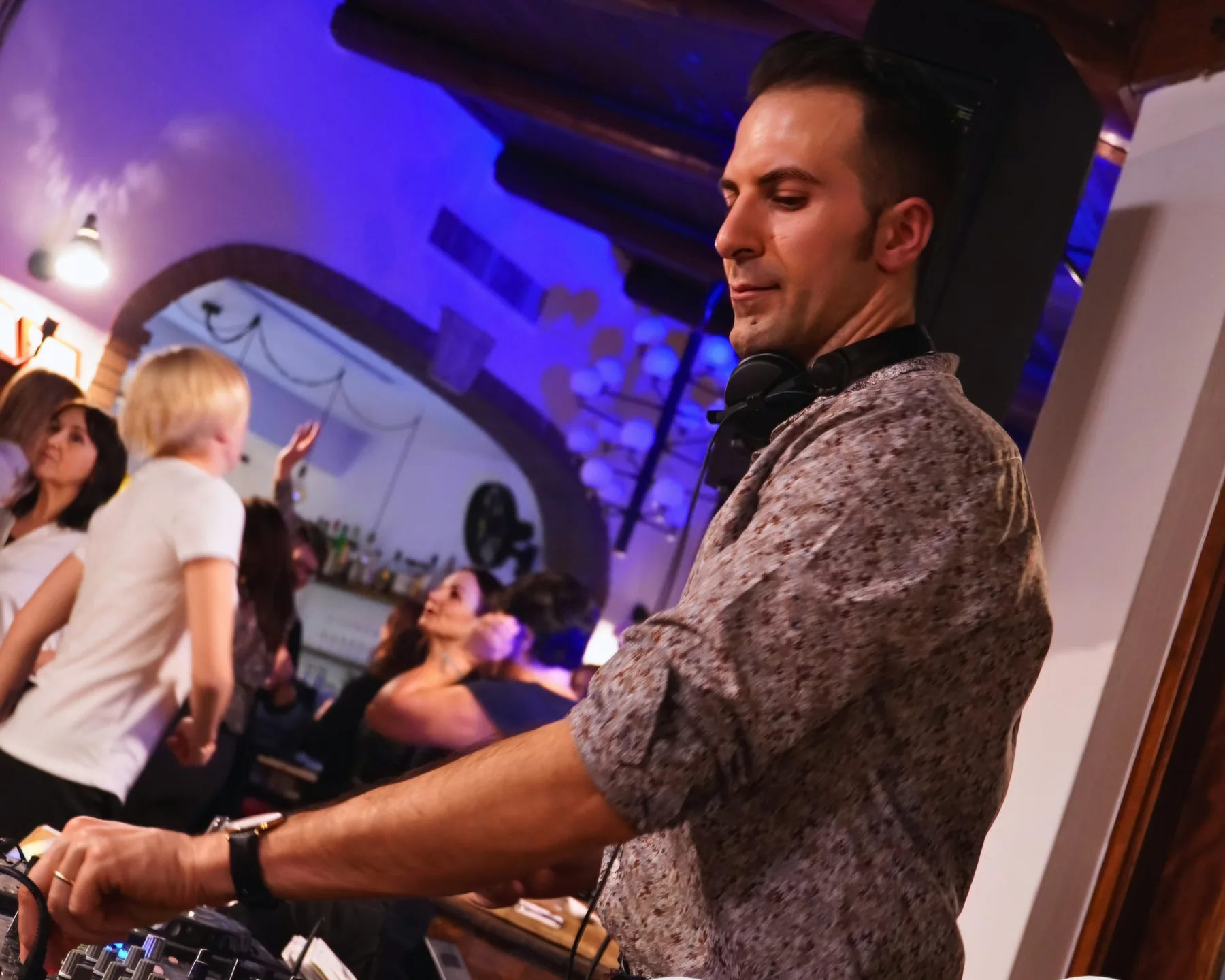 DJ Boldro alla consolle durante una festa