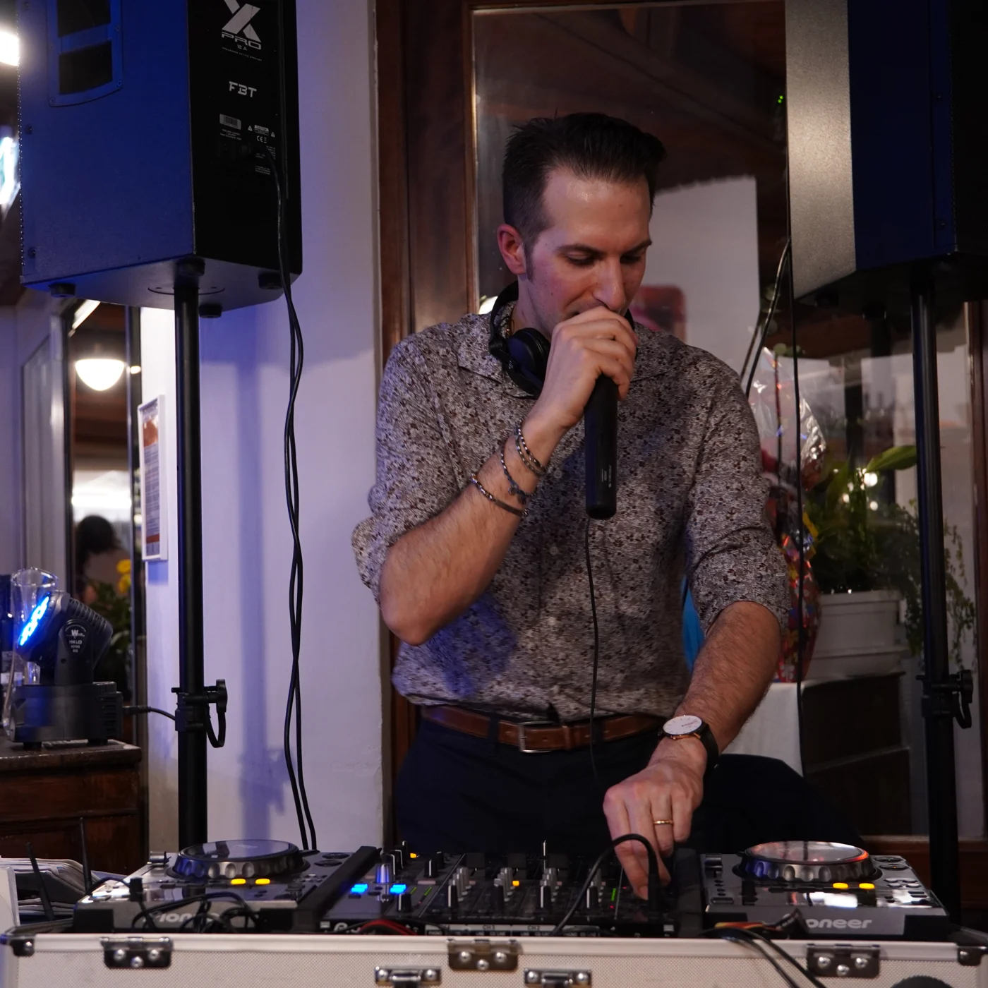 DJ Boldro al microfono durante una festa