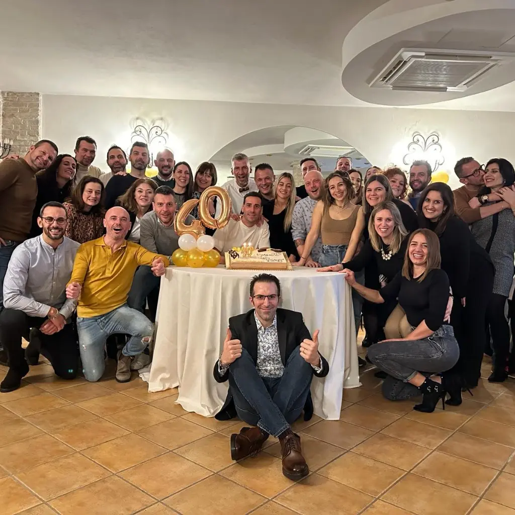 DJ Boldro con gli invitati a una festa di quarant’anni