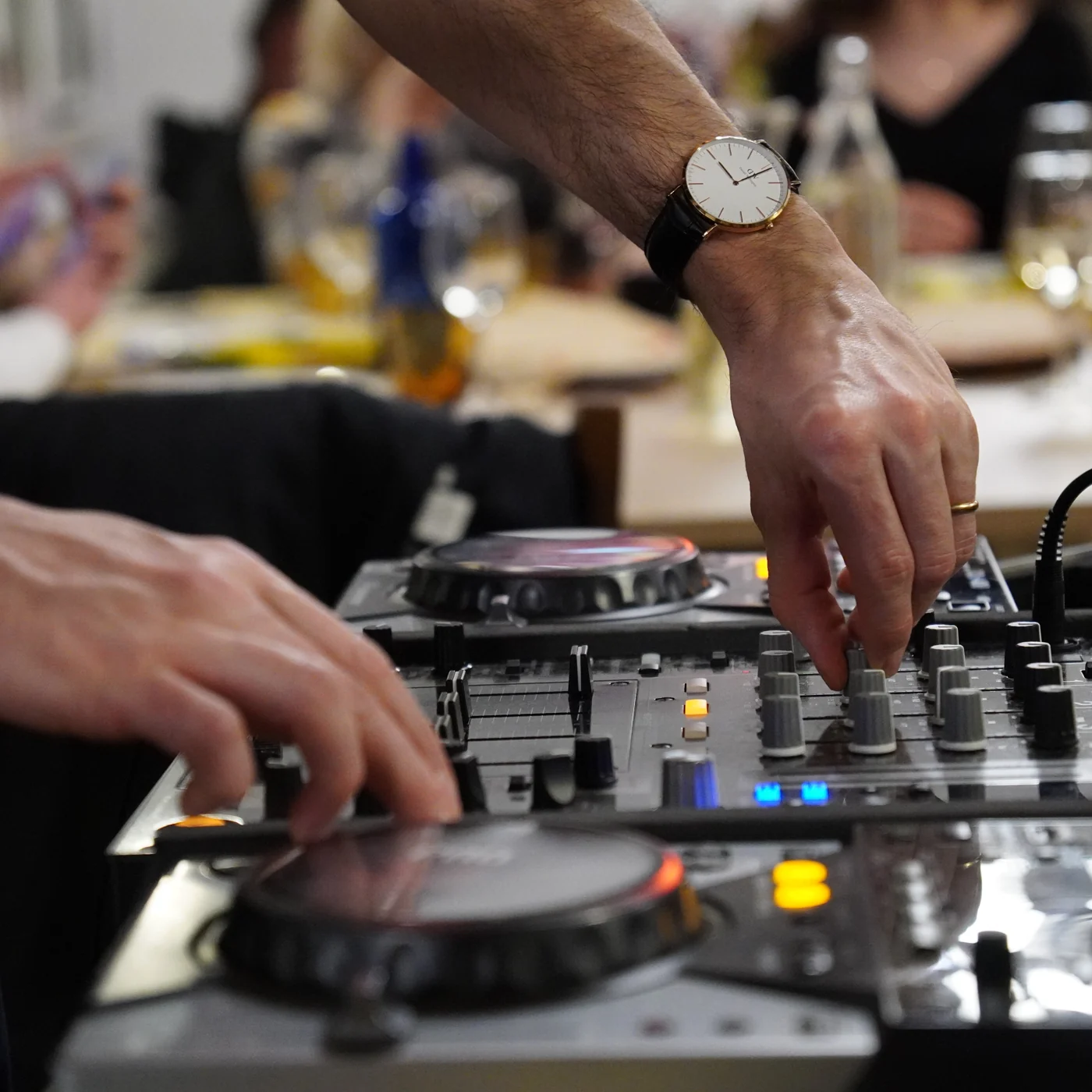 Le mani di DJ Boldro sul mixer durante una serata
