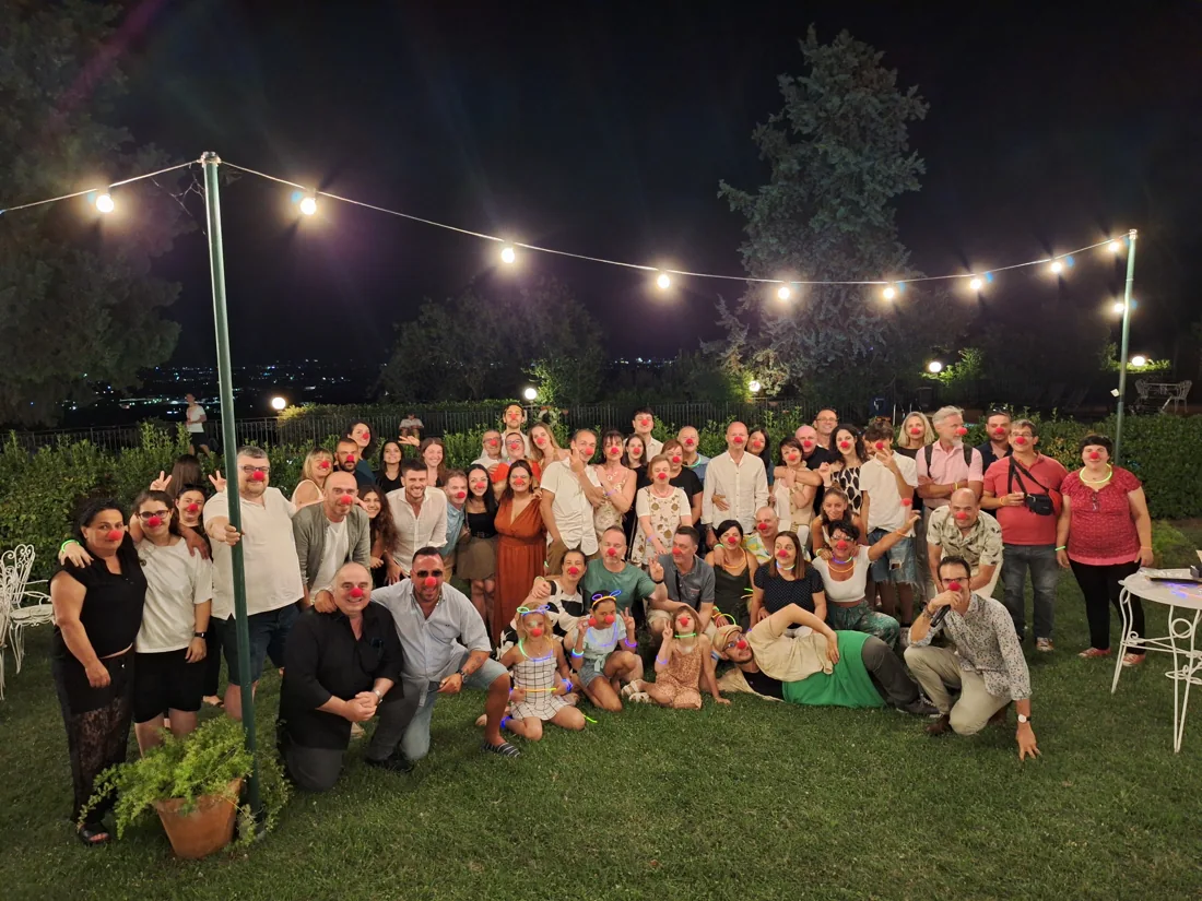 Un gruppo di ospiti festeggia insieme all’aperto