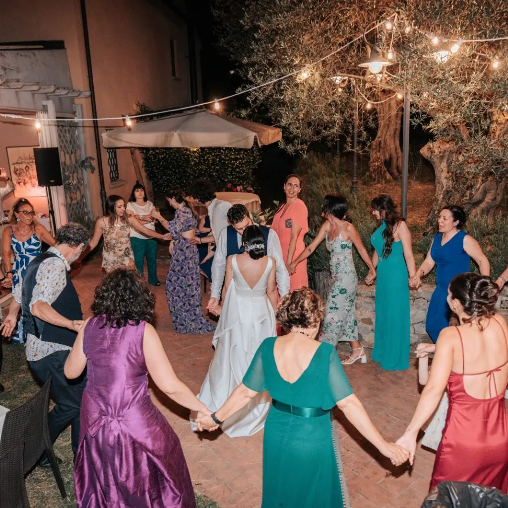 Sposi e invitati ballano in cerchio durante un matrimonio animato da DJ Boldro